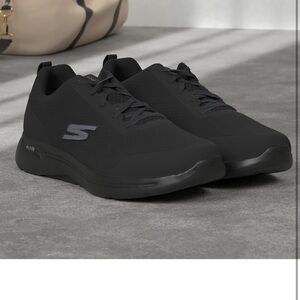 Skechers Men's Gowalk Arch Fit Idyllic Sneaker in Black